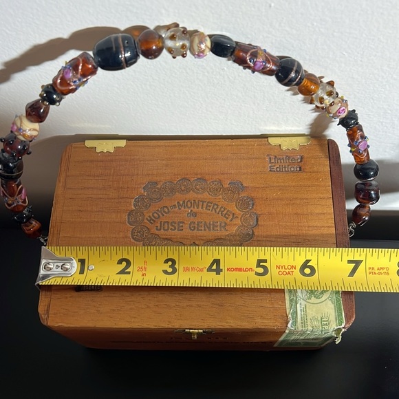 Vintage wooden cigar box purse lined with glass beaded handle and charm - Picture 9 of 15